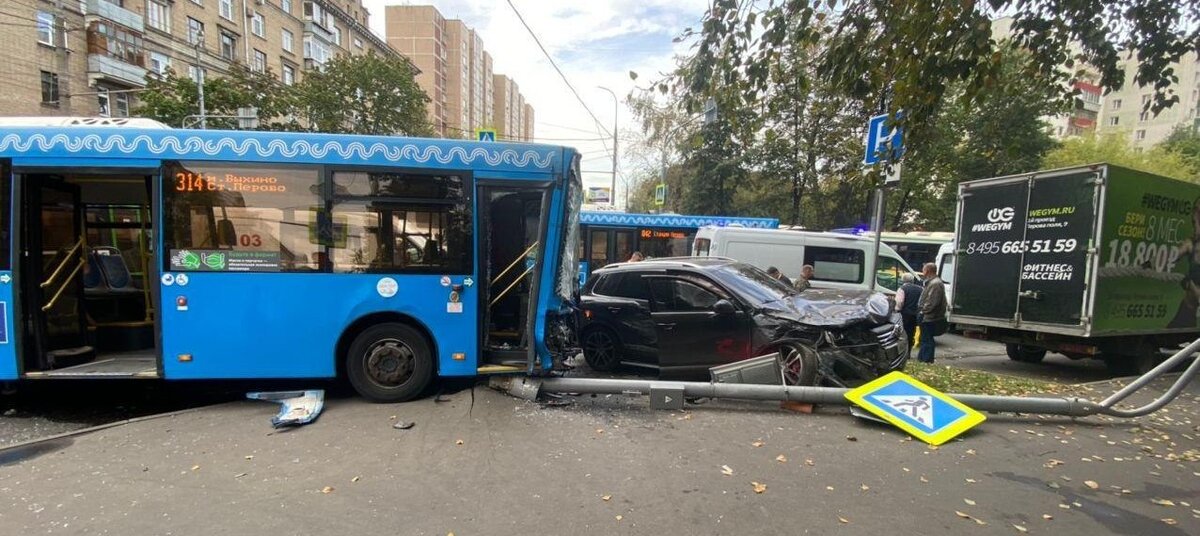 Автобус машины аварии. Авании автобусов Москва. Авария в Москве автобус илегкавушка.