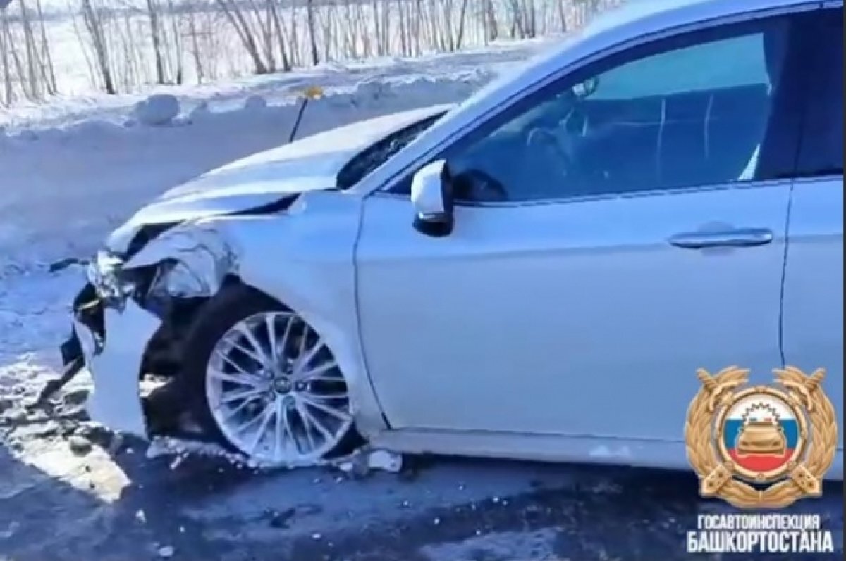    Пьяная автоледи в Башкирии с тремя детьми в салоне въехала в электроопору