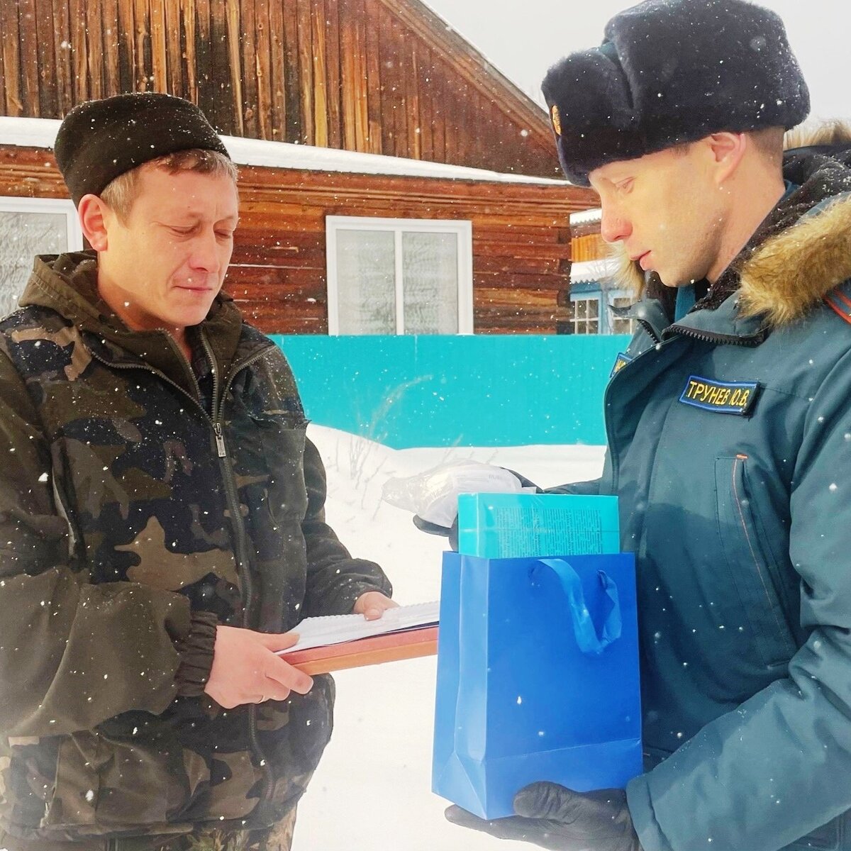 В Иркутской области мужчина спас из горящего дома безногого хозяина |  «Подвиги» | Дзен