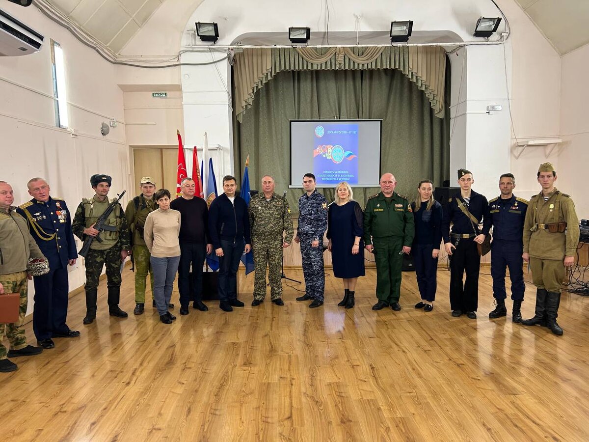 В дмитрове почтили память защитников сталинграда. 50 лет разгрома немецко фашистских войск под москвой парад. 2 февраля победа в сталинградской битве. Мамаев курган возложение цветов. Возложение цветов сталинград.