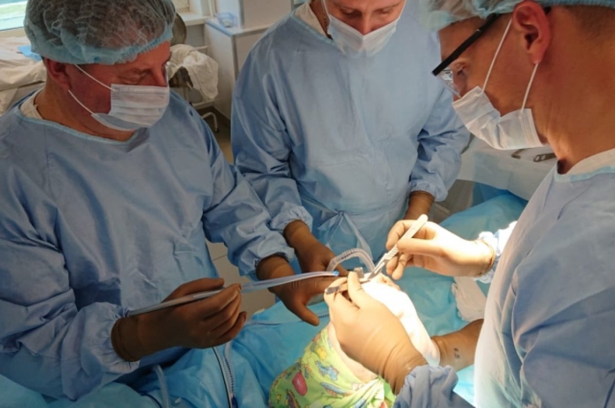    В Карелии впервые провели лапароскопическую операцию новорождённому