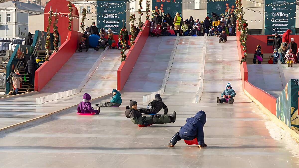     Горку на центральной площади Владивостока — ту самую, что служит украшением новогоднего городка, — приводят в порядок. И пока покататься на ней возможности нет.