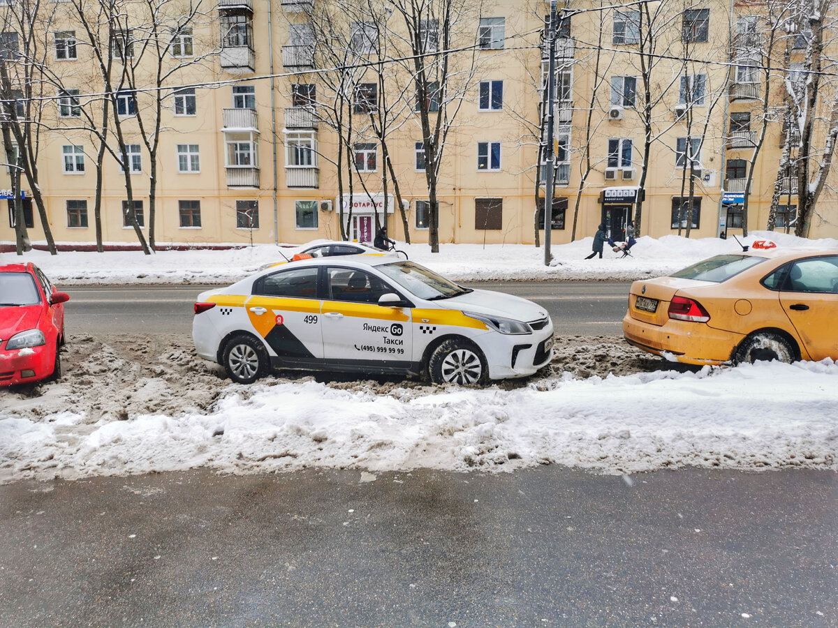 Автомобиль такси Kia Rio. Улица Маршала Бирюзова.