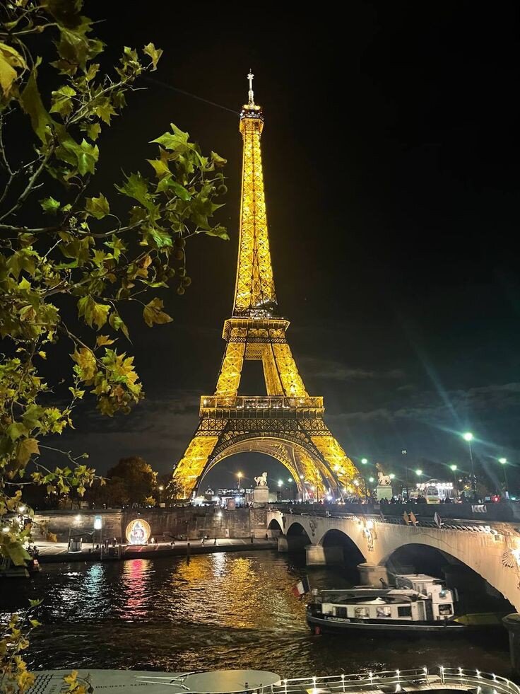 Пожары на эльфовой башни. Взрыв эйфелевой башни. Эйфелева башня сгорела. Эльфивая башня пожар. Когда сгорела эльфивая башня.