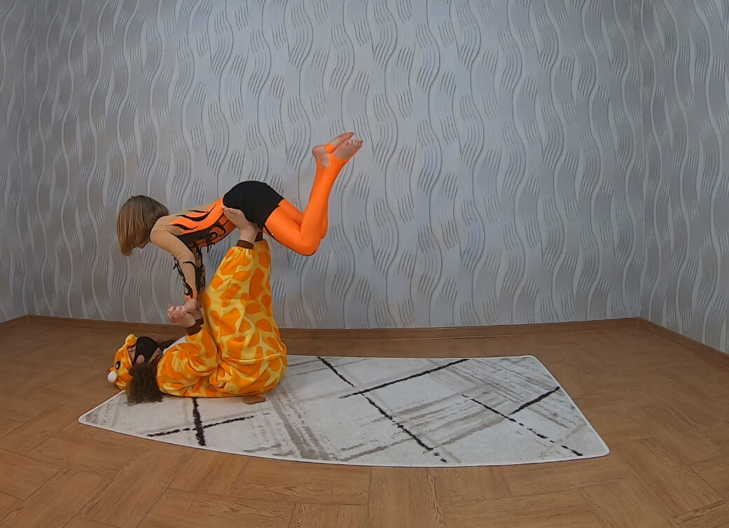 Артисты цирка. Цирковое образование. Cirque du soleil цирк. Цирк дю солей в москве 2021. Цирковые акробаты.