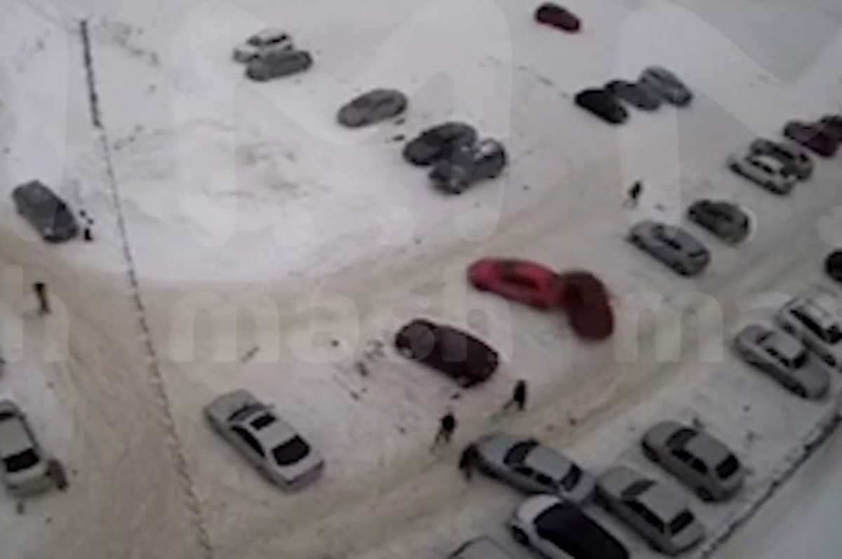    Машина без водителя протаранила несколько авто на парковке под Челябинском