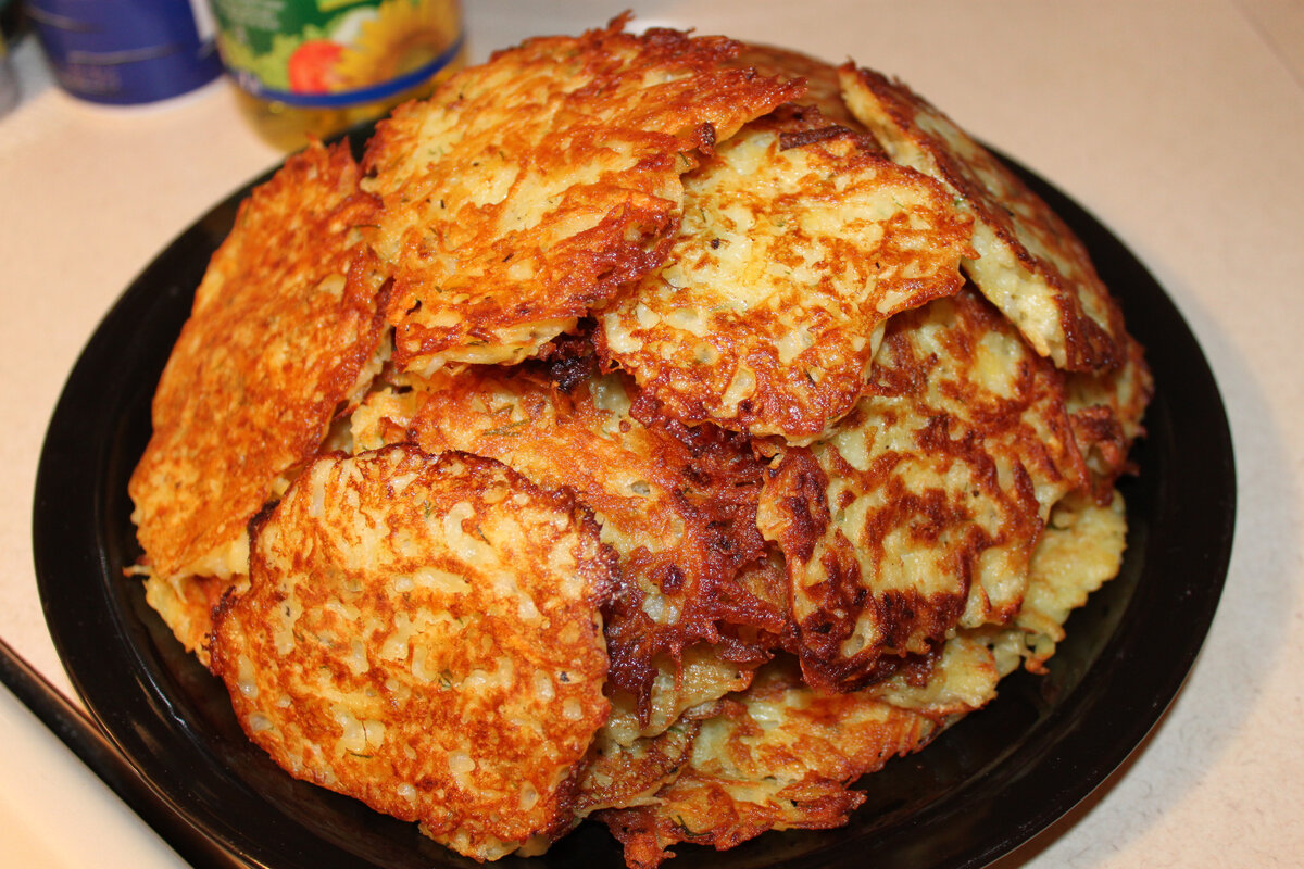 Драники с сыром и колбасой на сковороде. Драники. Драники жареные. Картофельные оладьи. Драники по домашнему