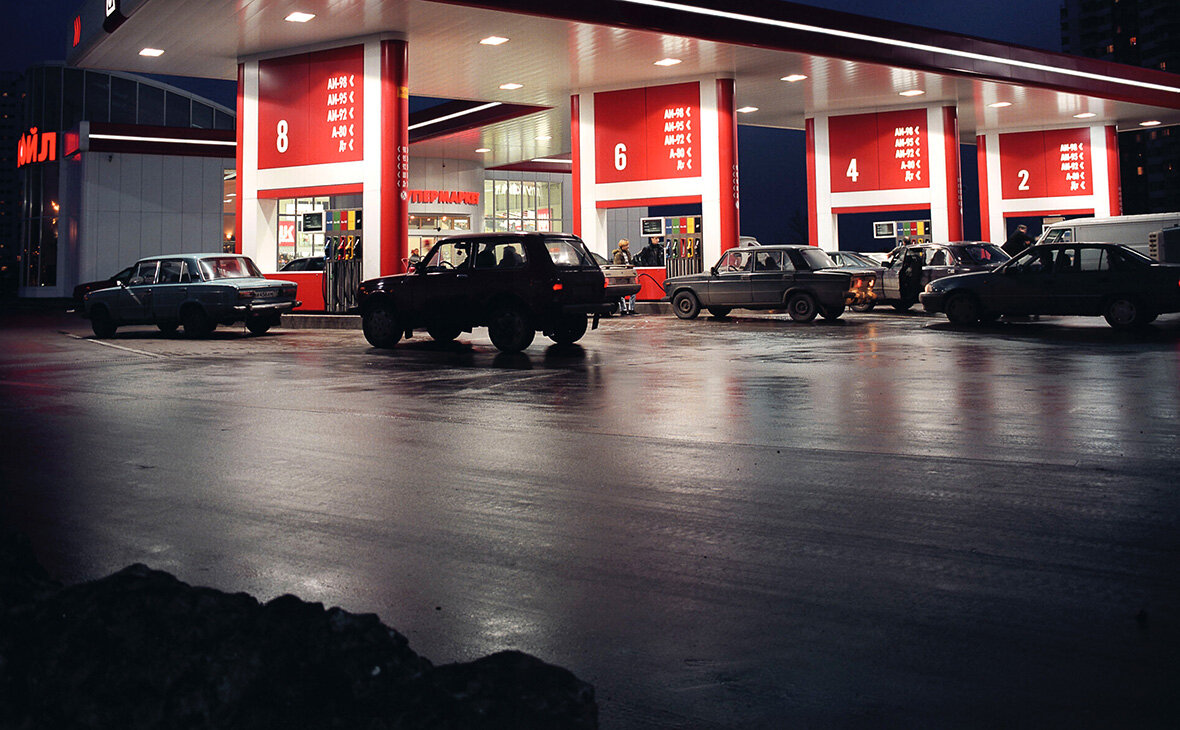 Цены на топливо являются одним из самых важных факторов, влияющих на экономику и жизнь людей. В последние годы цены на нефть и газ, которые являются основными источниками топлива, значительно выросли, что привело к повышению цен на топливо во всем мире.

В России цены на бензин и дизельное топливо постоянно растут, что вызывает недовольство среди населения. Правительство пытается контролировать цены на топливо, устанавливая предельные уровни цен на бензин и дизель, но это не всегда эффективно.

Кроме того, цены на топливо могут быть высокими не только из-за роста цен на нефть и газ. Например, в некоторых странах Европы цены на топливо также растут из-за высоких налогов и сборов на топливо.

Цены на топливо влияют на многие аспекты жизни людей, включая стоимость продуктов питания, транспорта и коммунальных услуг. Поэтому правительства многих стран пытаются принимать меры для снижения цен на топливо и обеспечения доступности топлива для всех слоев населения.