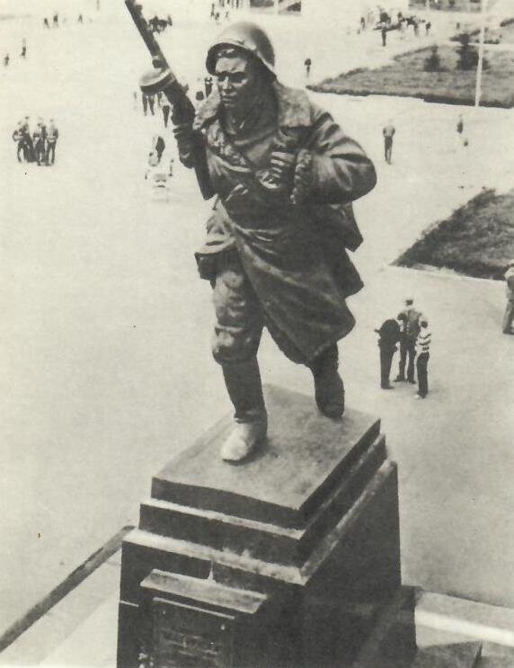 подвиг александра матросова. костромской полк вдв 331. а матросов книжная выставка. матросов подвиг мероприятие в библиотеке. 80 лет подвигу александра матросова.