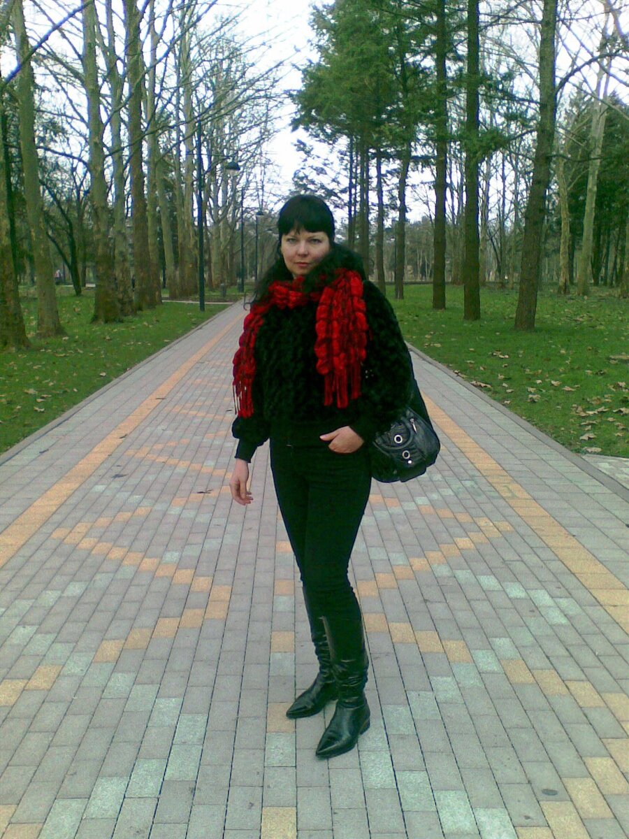 Зато я нашла свои фото за 2010 год, когда приезжала на конференцию в Краснодар. Жила рядом с местом, где проходила гештальт-конференция, а после ее окончания на время остановилась у двоюродной сестры. Здесь мы гуляем по парку КубГАУ (сельхозинститут) вместе с племянницей и сестрой. 