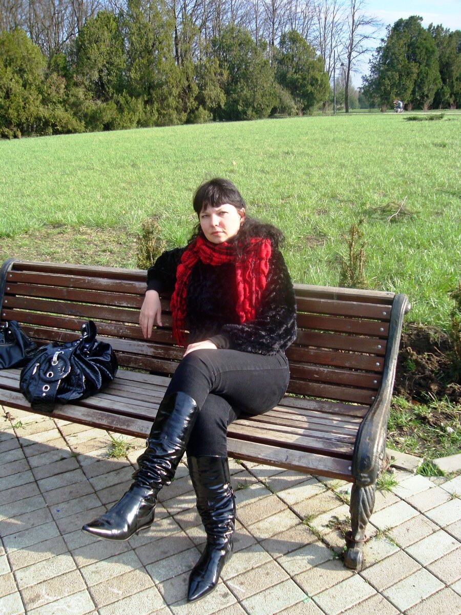 Зато я нашла свои фото за 2010 год, когда приезжала на конференцию в Краснодар. Жила рядом с местом, где проходила гештальт-конференция, а после ее окончания на время остановилась у двоюродной сестры. Здесь мы гуляем по парку КубГАУ (сельхозинститут) вместе с племянницей и сестрой. 