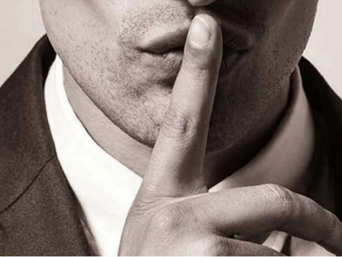 Видео тайный муж. Палец к губам. Парень с пальцем у губ. Мужской палец на губах. Мужчина молчит.