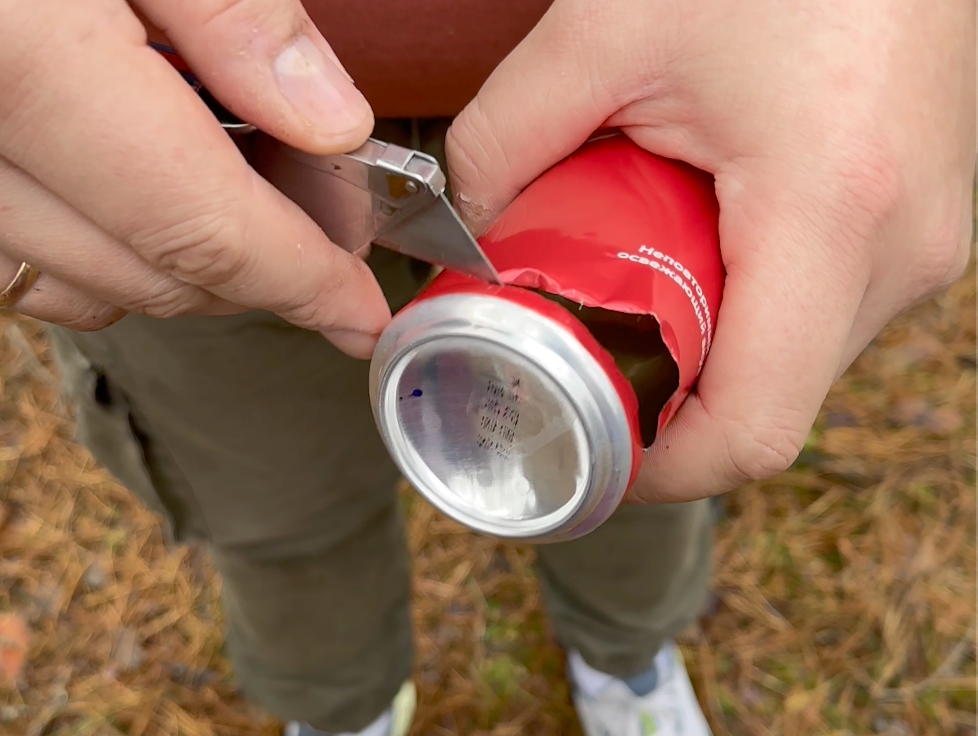 Переворачиваем и отрезаем от банки дно.