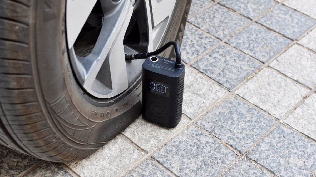 Автомобильный компрессор — незаменимая вещь в багажнике любого водителя. Источник: onsitego.com