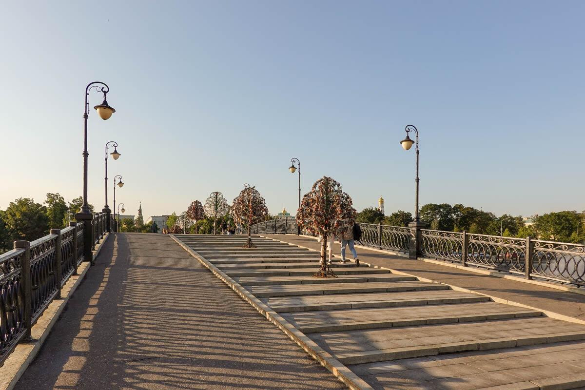 Лужков мост. А давайте и по нему машины пустим? Чтобы местным было удобнее.