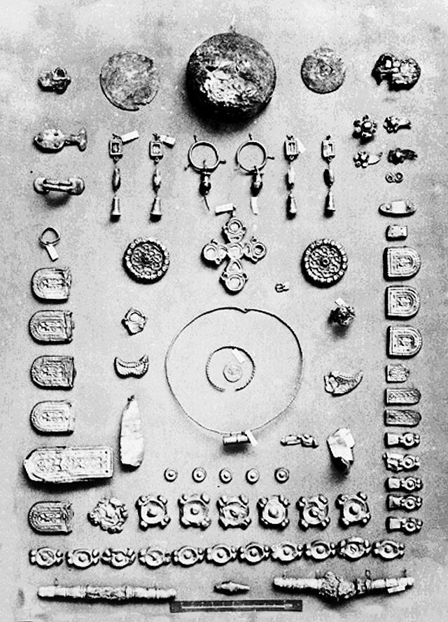 Археологические находки, имеющие отношение к Аварскому каганату. Фото является общественным достоянием.