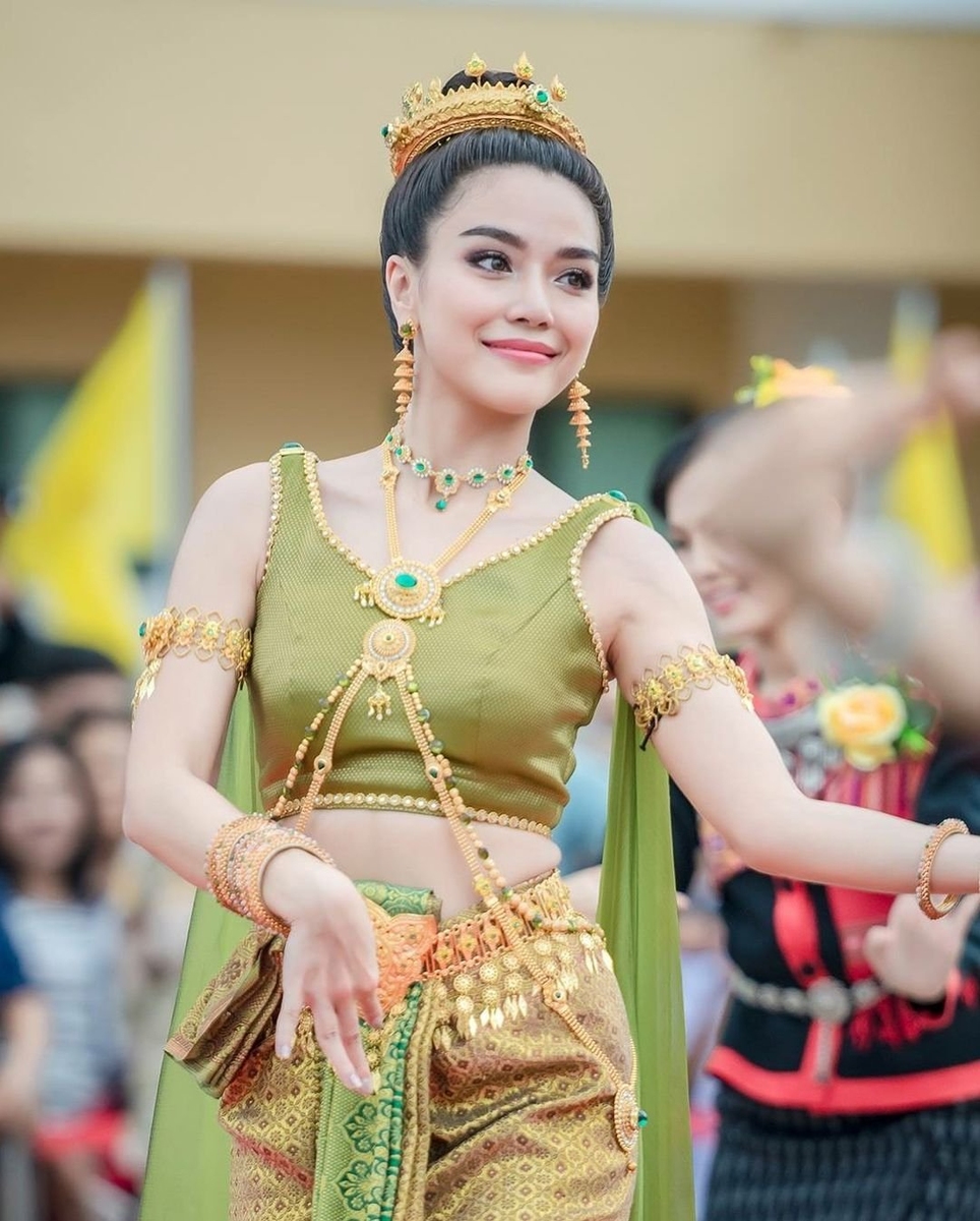 Женские тай. Тайский национальный костюм. Традиционная одежда Тайланда. Тайский народный костюм. Таиландский костюм женский.