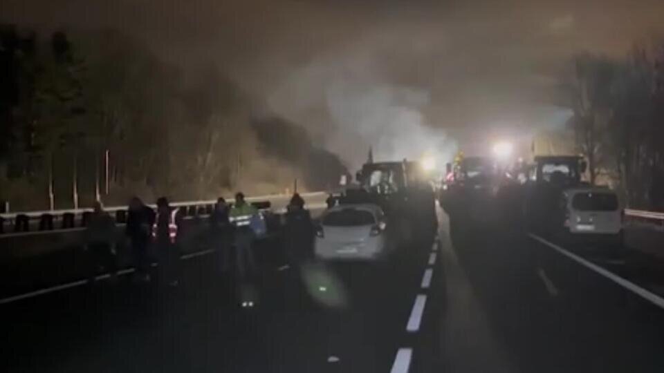 Тв парижа. Тв парижа. Эмили в париже 2 сезон камиль. Лукас браво эмили в париже. Эмили в париже сериал 2020.