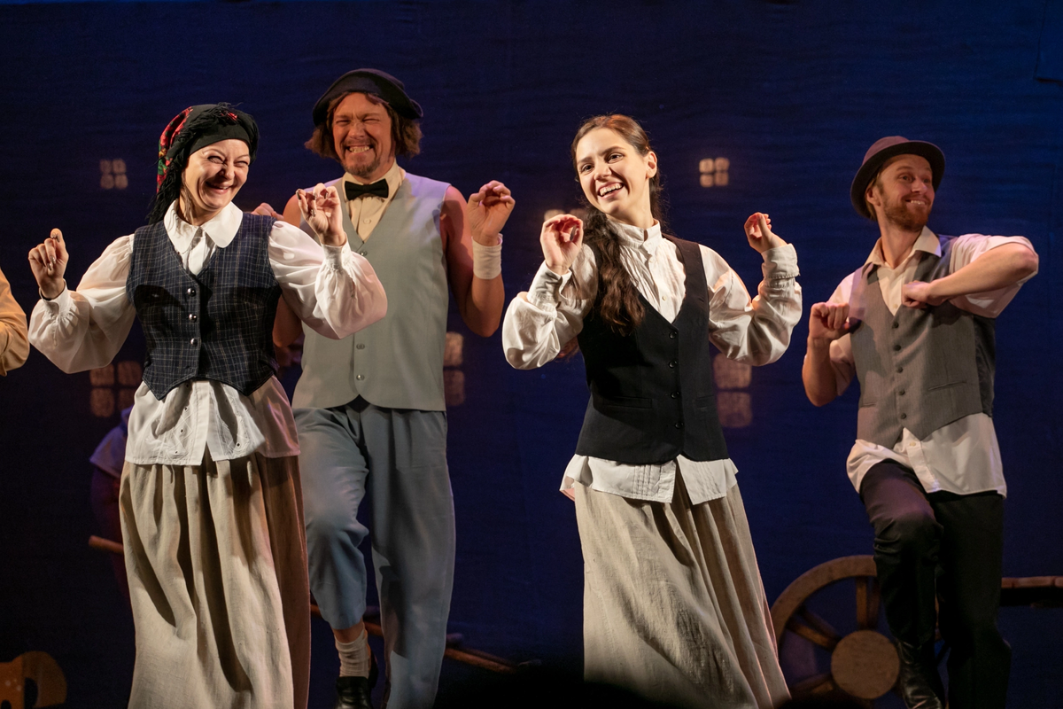 Московский губернский театр щелкунчик спектакль. Летучий корабль мюзикл театр терезы дуровой. Шел со спектакля. Любовь по французски спектакль. Сухоруков спектакль старший сын театр.