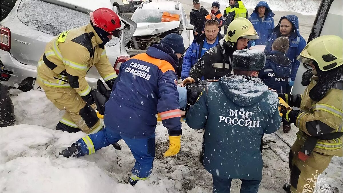 Спасатели в Удмуртии извлекли пострадавшего из искореженного в ДТП  автомобиля | udm-info.ru | Дзен