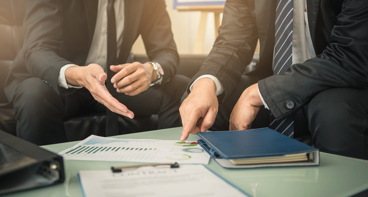 дружный коллектив. довольный бизнесмен. люди обсуждают бизнес. пр. рабочий коллектив.