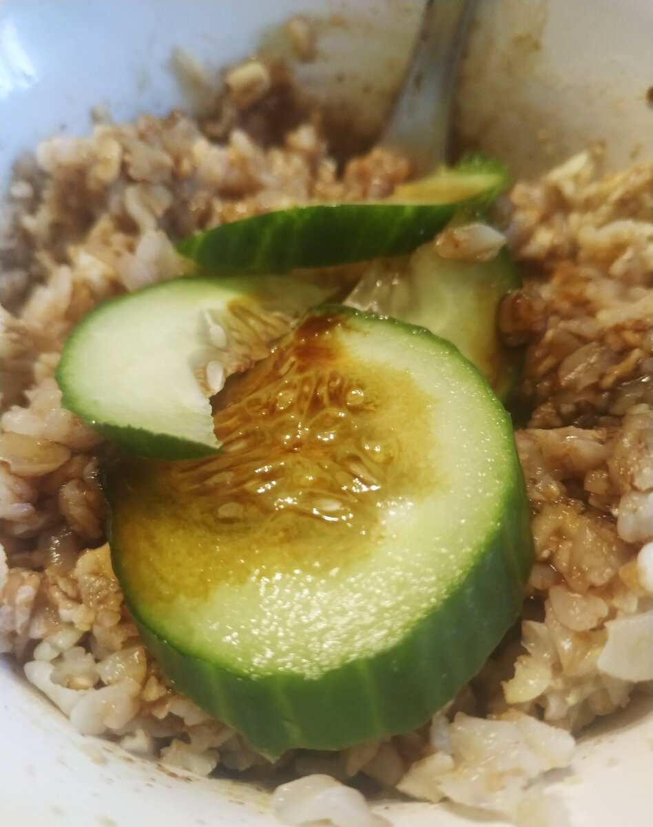 Тут у меня просто гречка, соевый и огурец, не было тогда ни лука зеленого, ни яйца. Это очень простой вариант, но тоже вкусный.