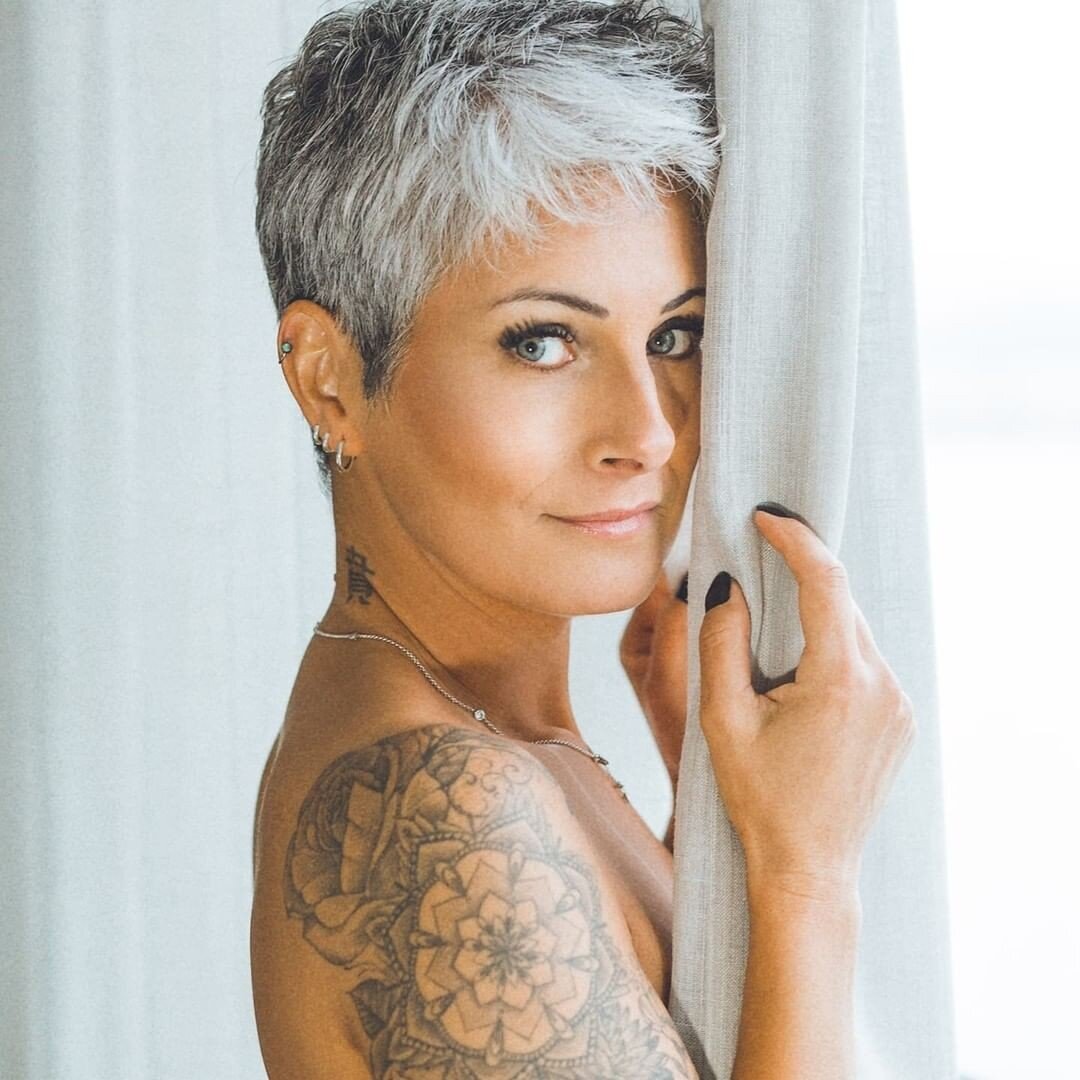 прически для некрасивого лица. стрижки и цвет волос для женщин после 40. стрижки и макияж для женщин после 40 лет. стрижка выглядеть моложе. стрижки скрывающие возраст.