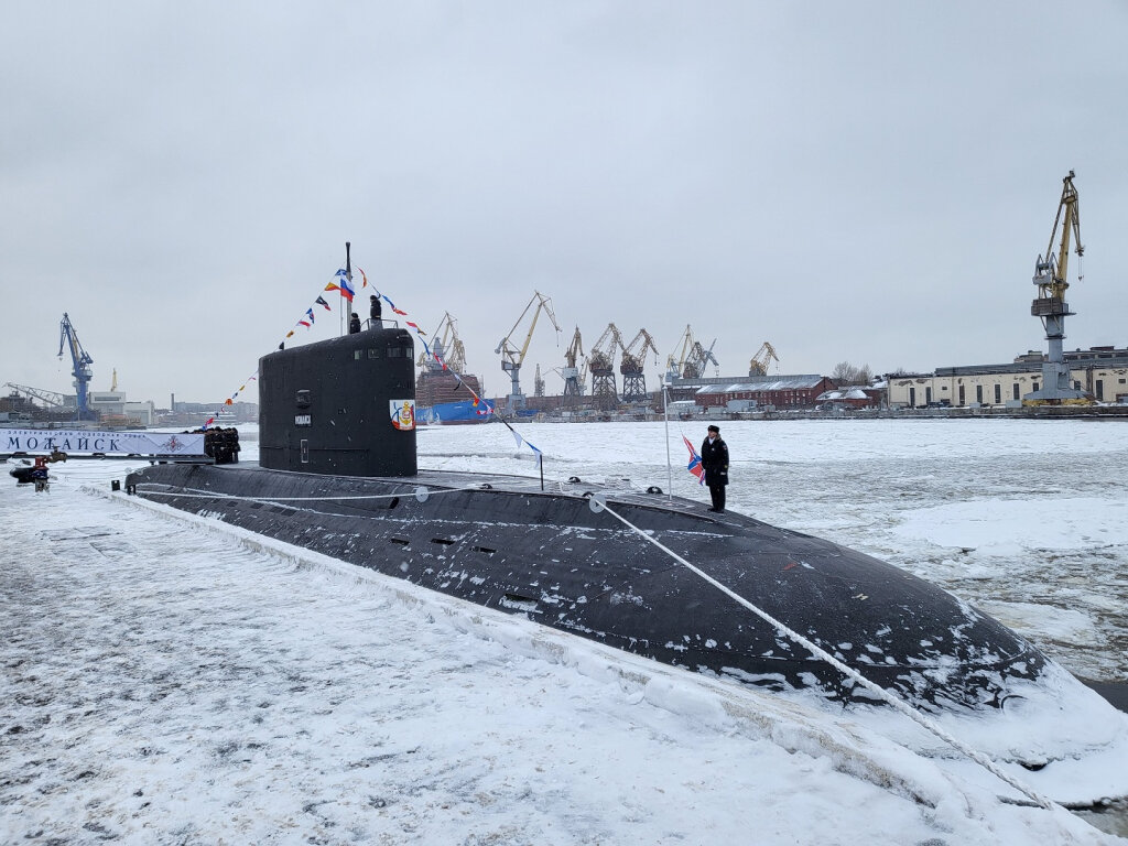 сообщение адмиралтейский верфь. в 1704 г. адмиралтейские верфи доклад для 3 класса окружающий мир. адмиралтейство петра 1 в санкт-петербурге. адмиралтейская верфь в петербурге при петре.