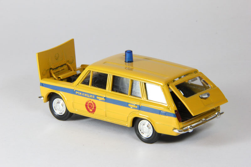 Саратовская Ваз-2102 в цветографической схеме советской милиции.
Фото из открытых источников.