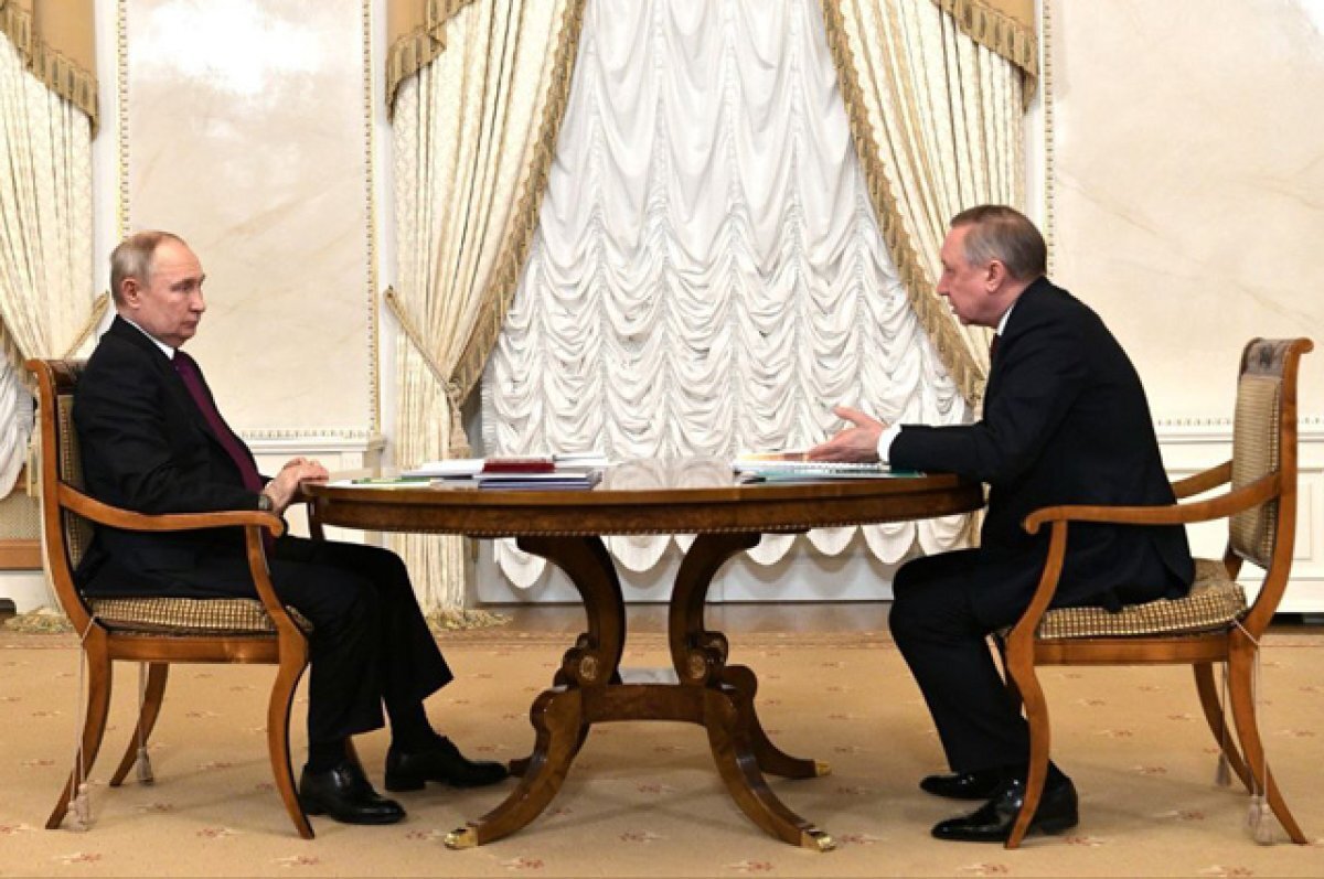    Президент РФ Владимир Путин и губернатор Санкт-Петербурга Александр Беглов во время встречи.