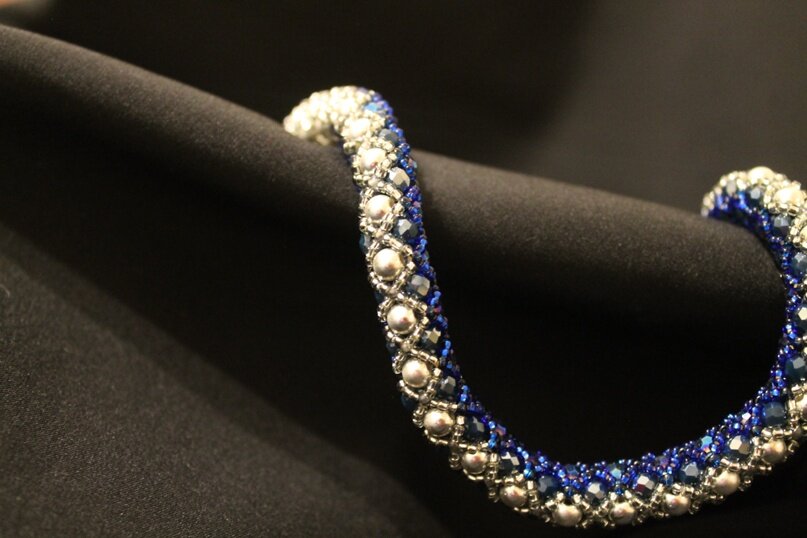 Колье из гематита и синего бисера Sweetbead