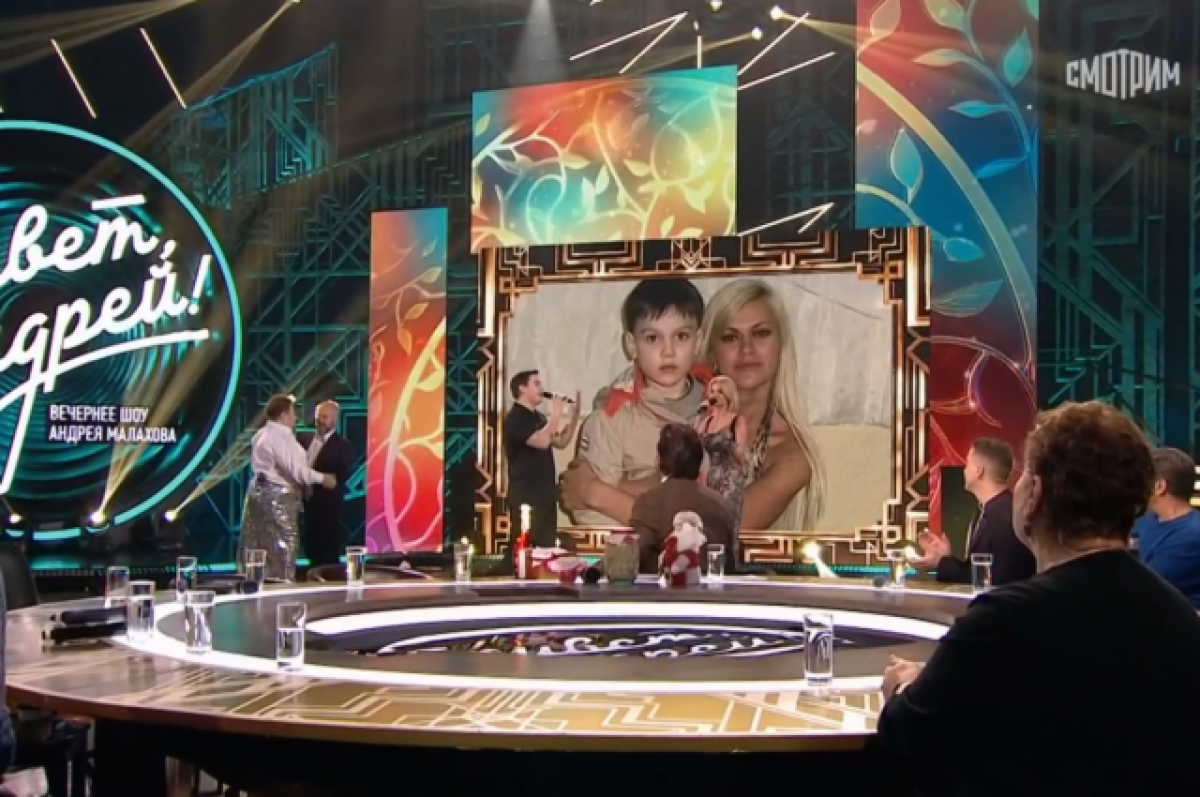 красивую девочку пустили по кругу. общение на вечеринке. жена по кругу на вечеринке. жена по кругу на вечеринке. вечеринки танцы алкоголь.