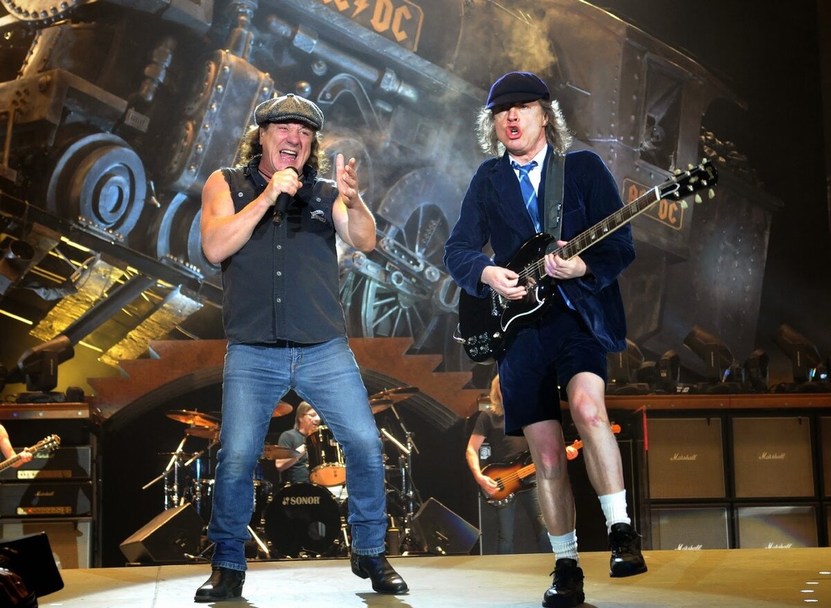 Ac dc группа видео. Рок группа Эйси ДИСИ. Солист группы ИСИ ДИСИ. AC DC 70s. Angus young AC/DC.