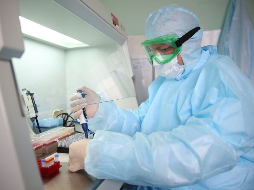 растерянный человек. женщина рассказывает. не зная правды не делай выводы. что сделано то сделано. я запутался мем.