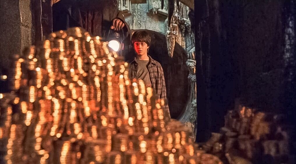 Гарри Поттеру было 11 лет, когда он узнал, что он волшебник, и за это время он также узнал, что богат. Откуда взялись все его деньги?