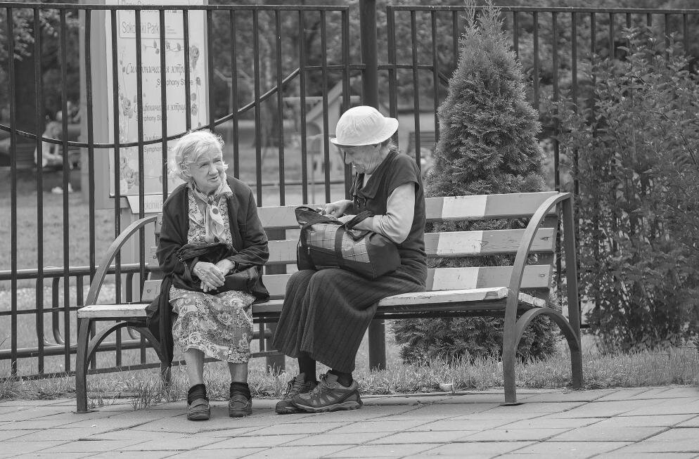 Две старушки. Две бабушки подруги. Бабушки на лавочке. Две старушки две подружки.