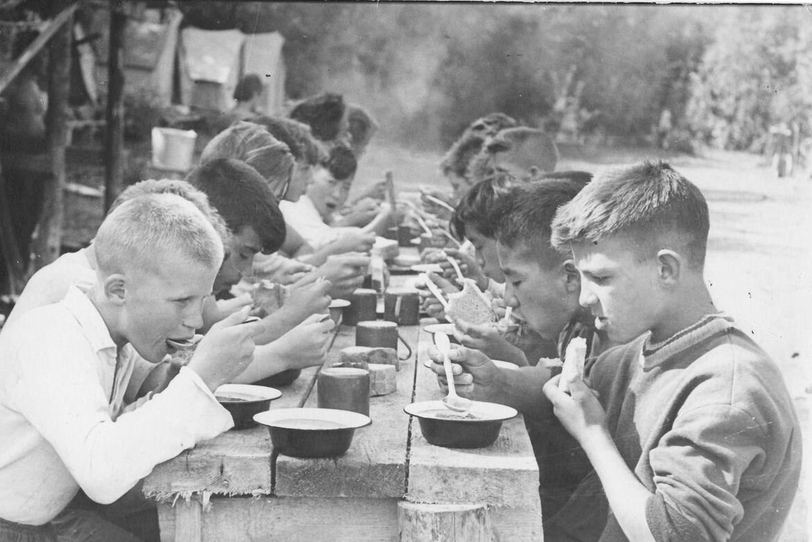 Советские детские лагеря. Советский Пионерский лагерь. Пионерский лагерь 20е. Советские пионеры в лагере.