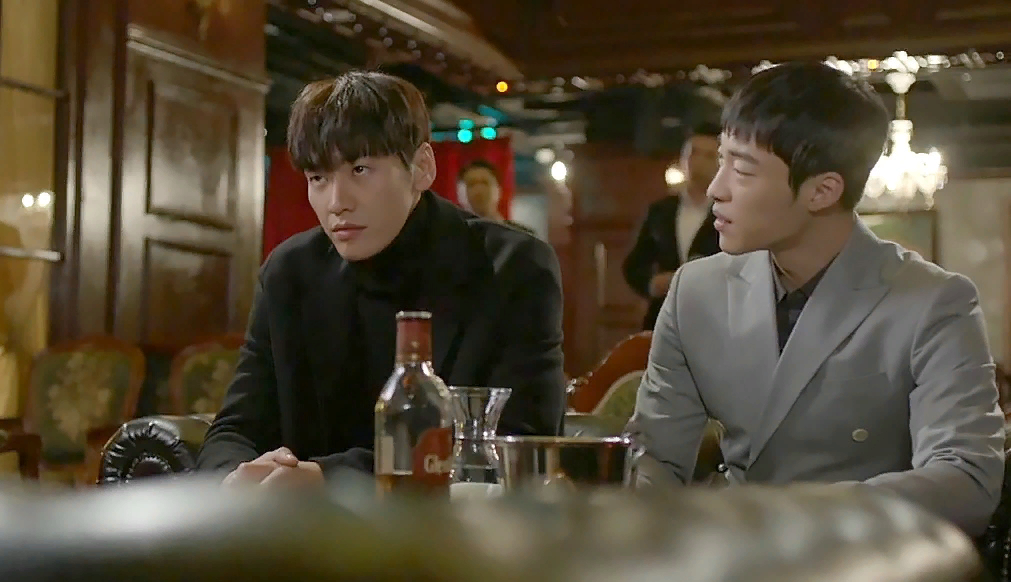 Красивый домик для семьи. Большая гостиная. Гостиные в частном доме. Современный стиль в интерьере. House of lies фильм.