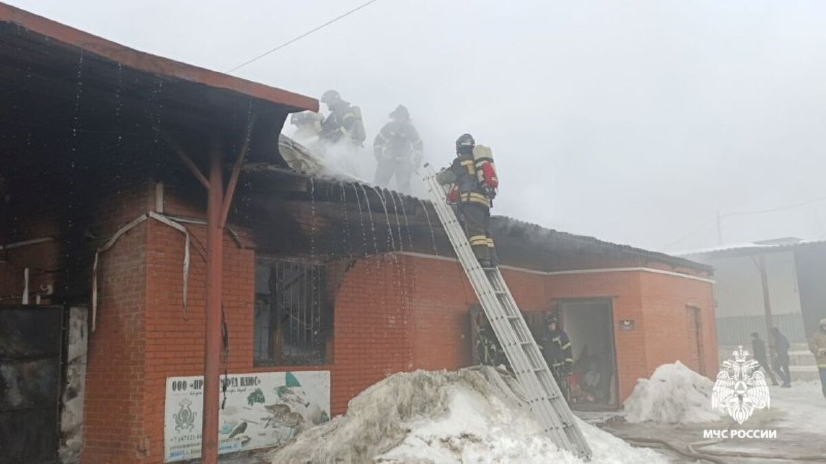    В Курске горит складское помещение на Пирогова