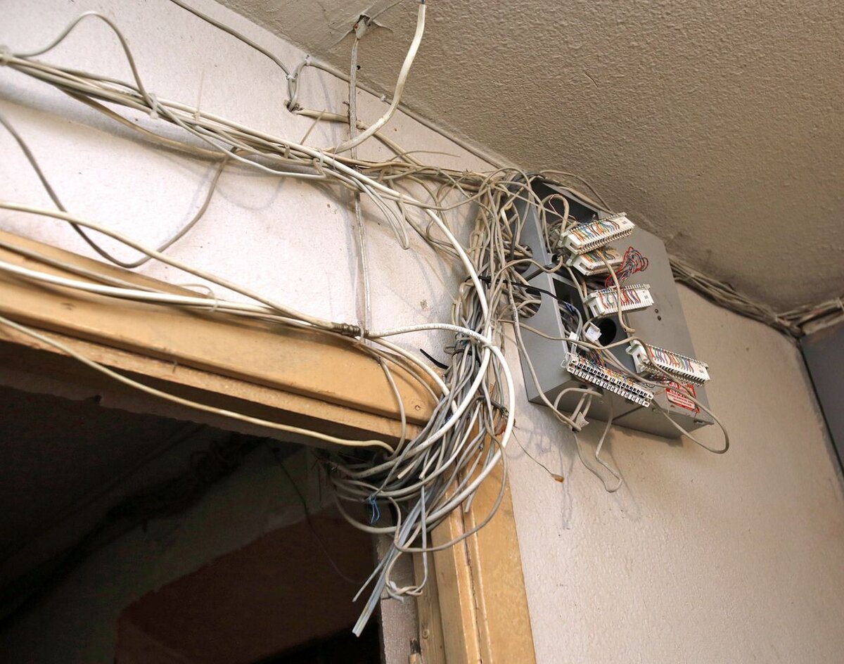 «Лампочку вкрутишь — она взрывается!»: в воронежской многоэтажке горит ...