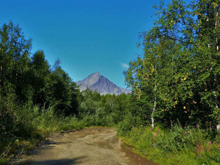 Гора югра. Гора югра. Горы приполярного урала. Гора югра. Уральские горы в хмао.