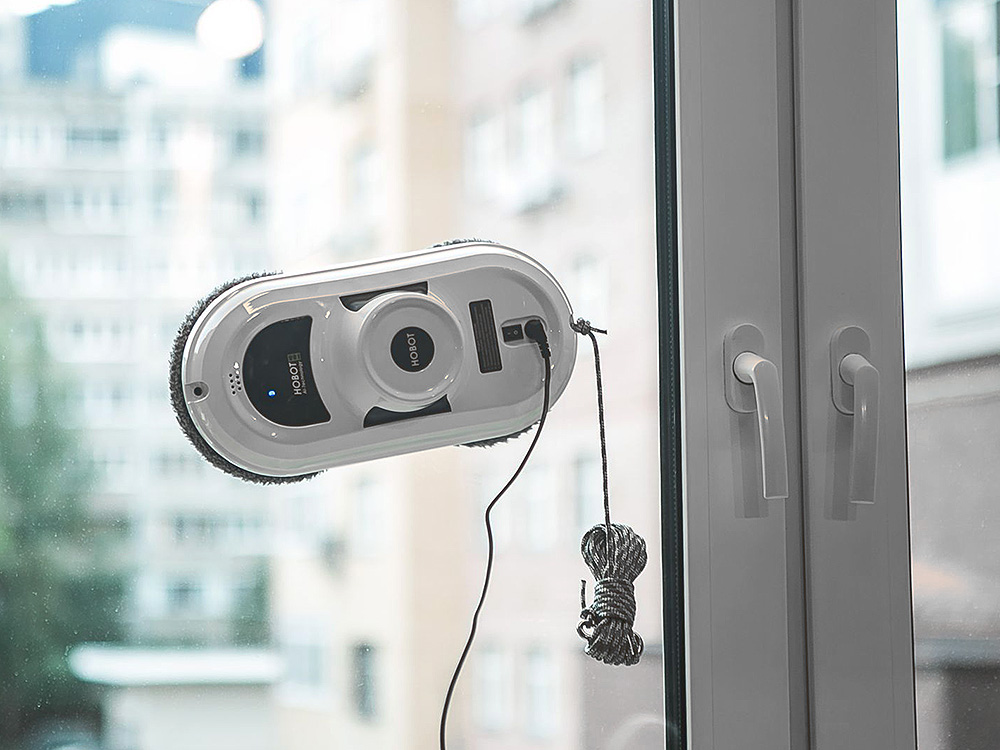 Специальный робот для мытья окон делает свою работу 