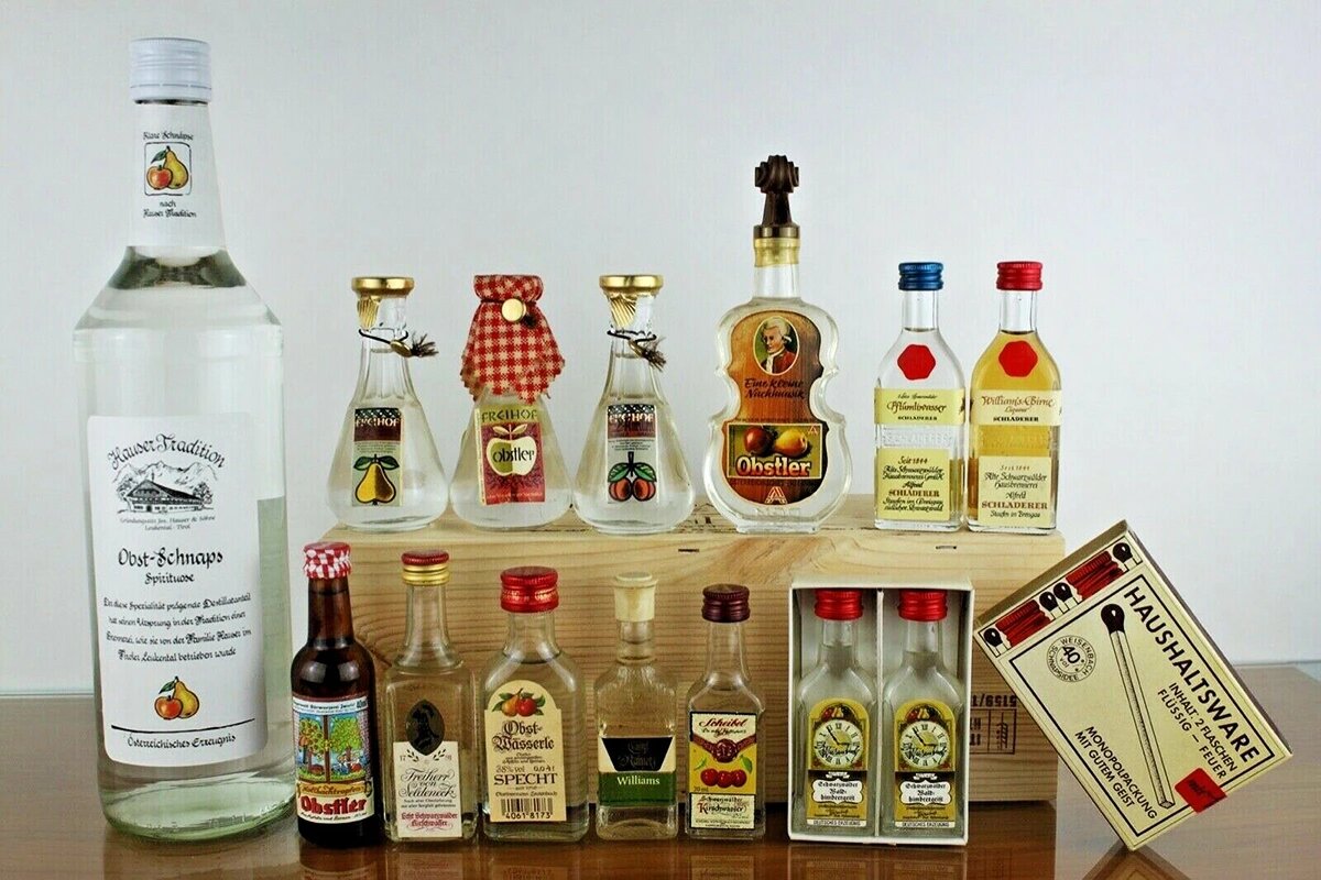 алкоголь на столе. стол с выпивкой. коллекция элитного алкоголя. алкогольные напитки дома. домашний бар.