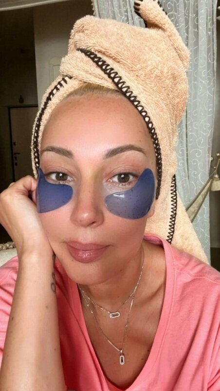 Whispering to a friend. Общительный человек. Жест тихо. Шепчет на ухо. Передать секрет.