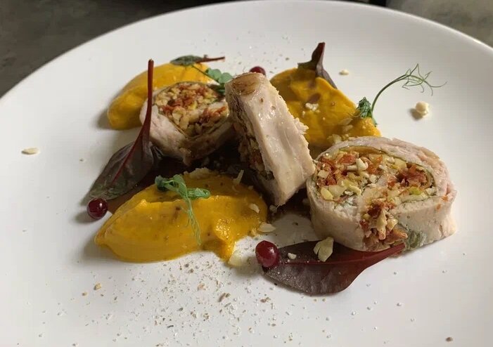 Рулет из кролика су-вид с морковным пюре и ореховым соусом