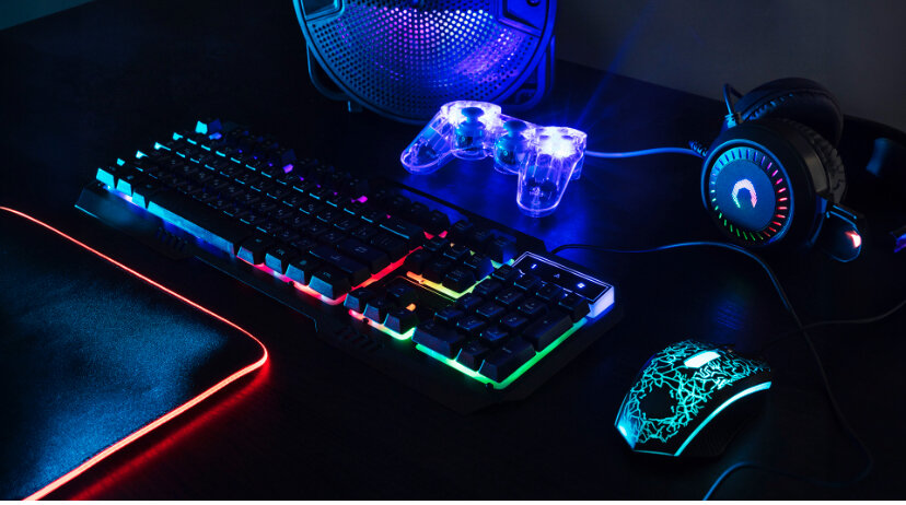 Красивые компьютерные комнаты. Геймерская комната с подсветкой. Геймерское место с подсветкой. Геймерская комната с подсветкой. Подсветка для геймеров.