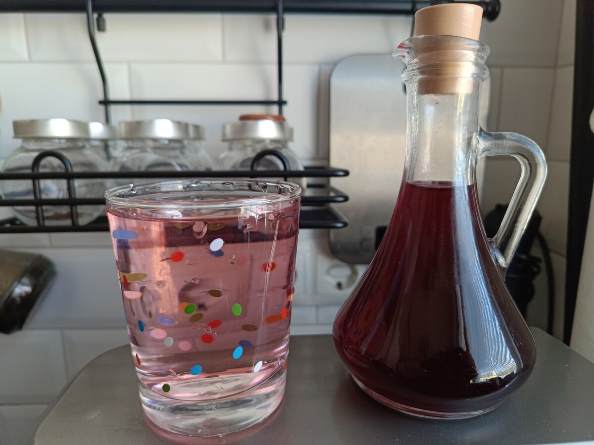 Мой ягодный уксус. В стакане уксус с водой. Фото автора.