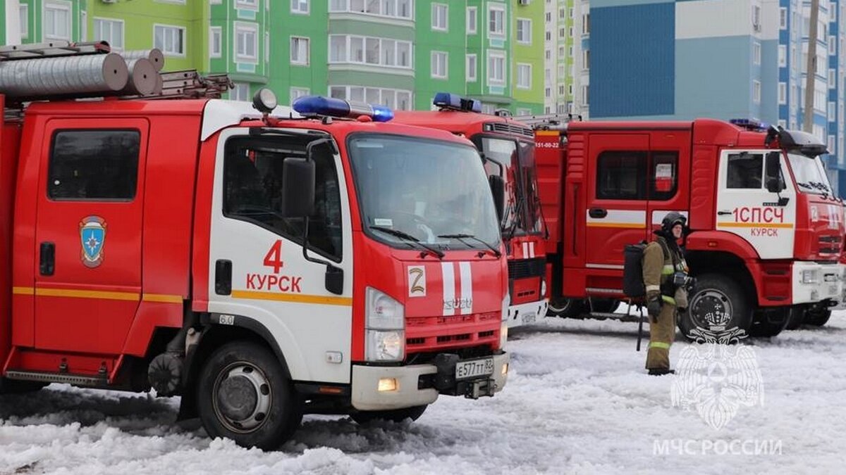    В Курске на улице Пирогова выгорело складское помещение