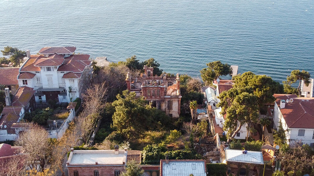 Руины дома Троцкого на Принцевых островах. Развалины дома видны в центре кадра