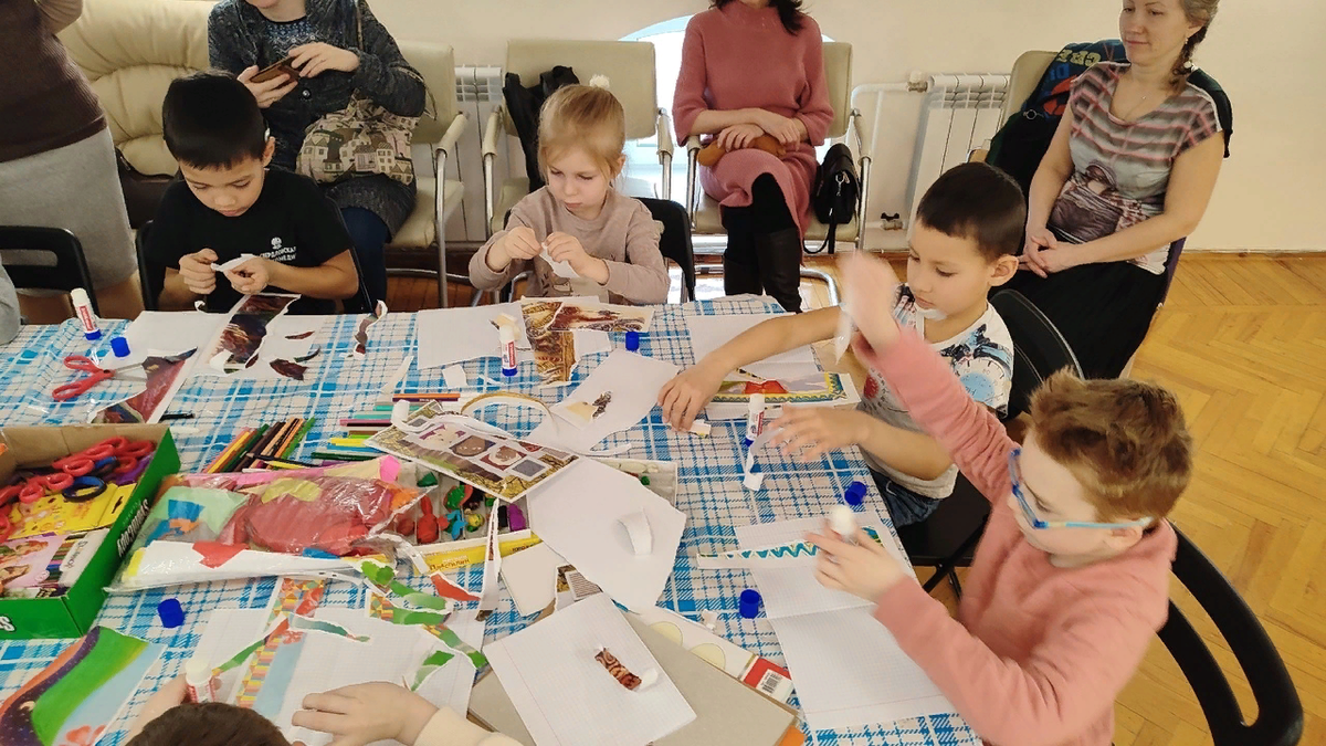 библиотечная библиомикс. книжная выставка книга ищет читателя. ищу читателей. люди в библиотеке. ищу читателей.